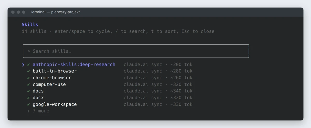 Okno /skills w Claude Code: wyszukiwarka i lista skilli z oznaczeniem claude.ai sync oraz przybliżonym kosztem w tokenach